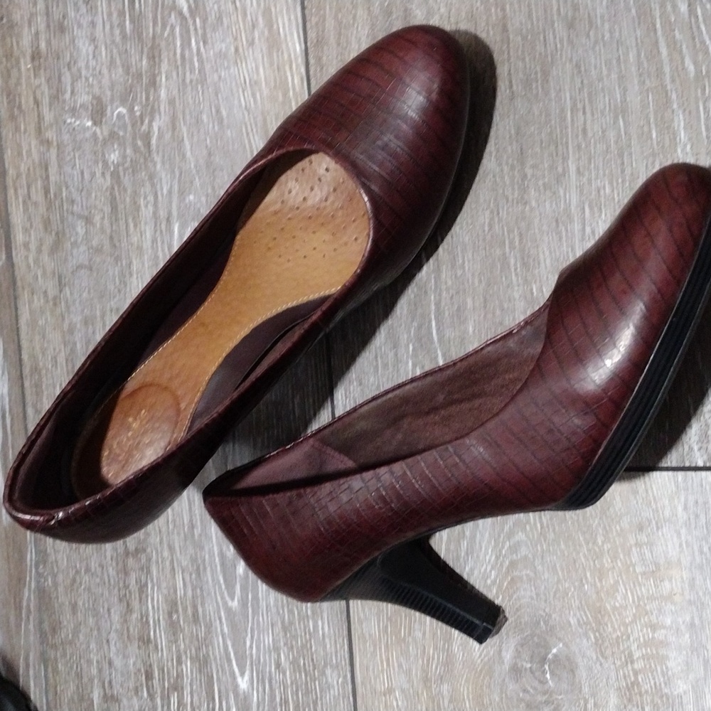 Clarks womens dark red/brown animal print leather heels. Size 9